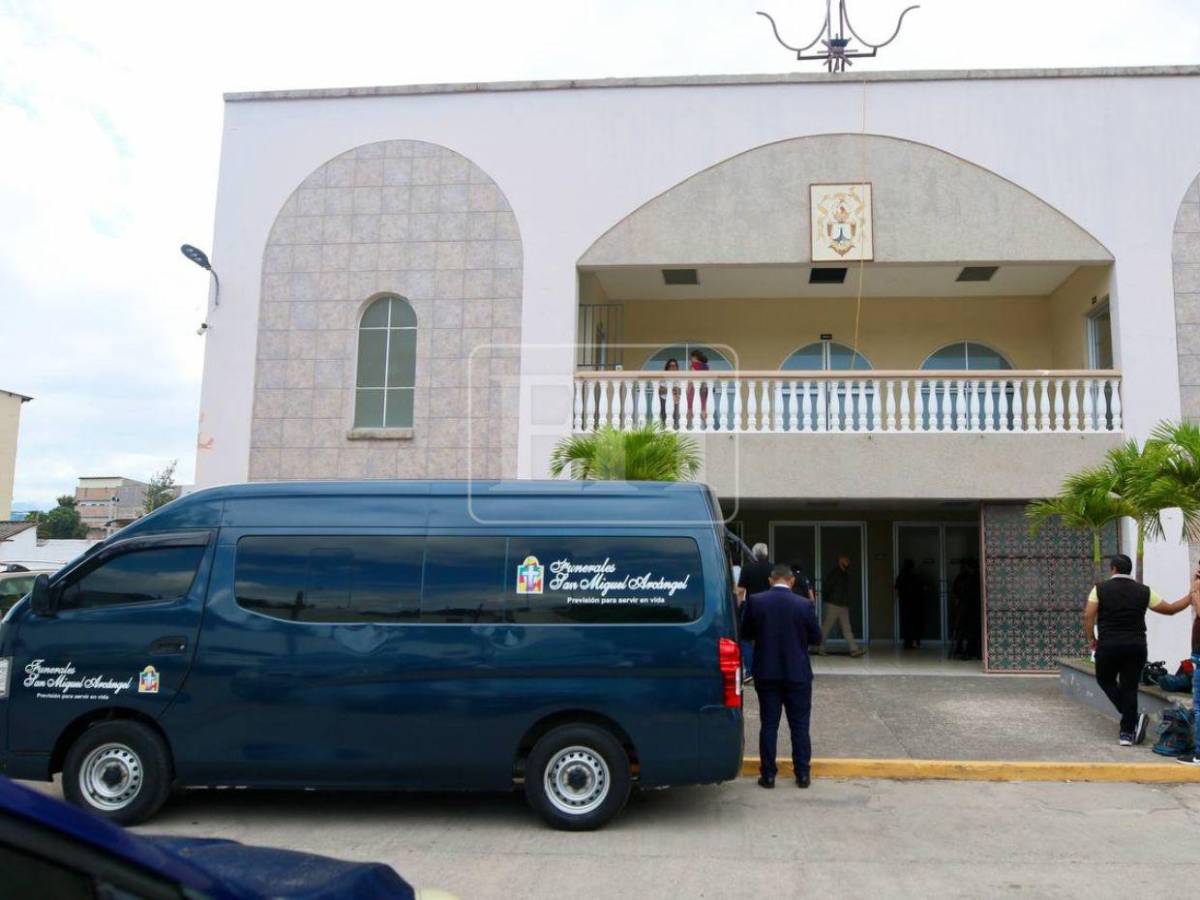 Entre lágrimas y flores, familiares despiden a la chef Sandra Díaz del Valle