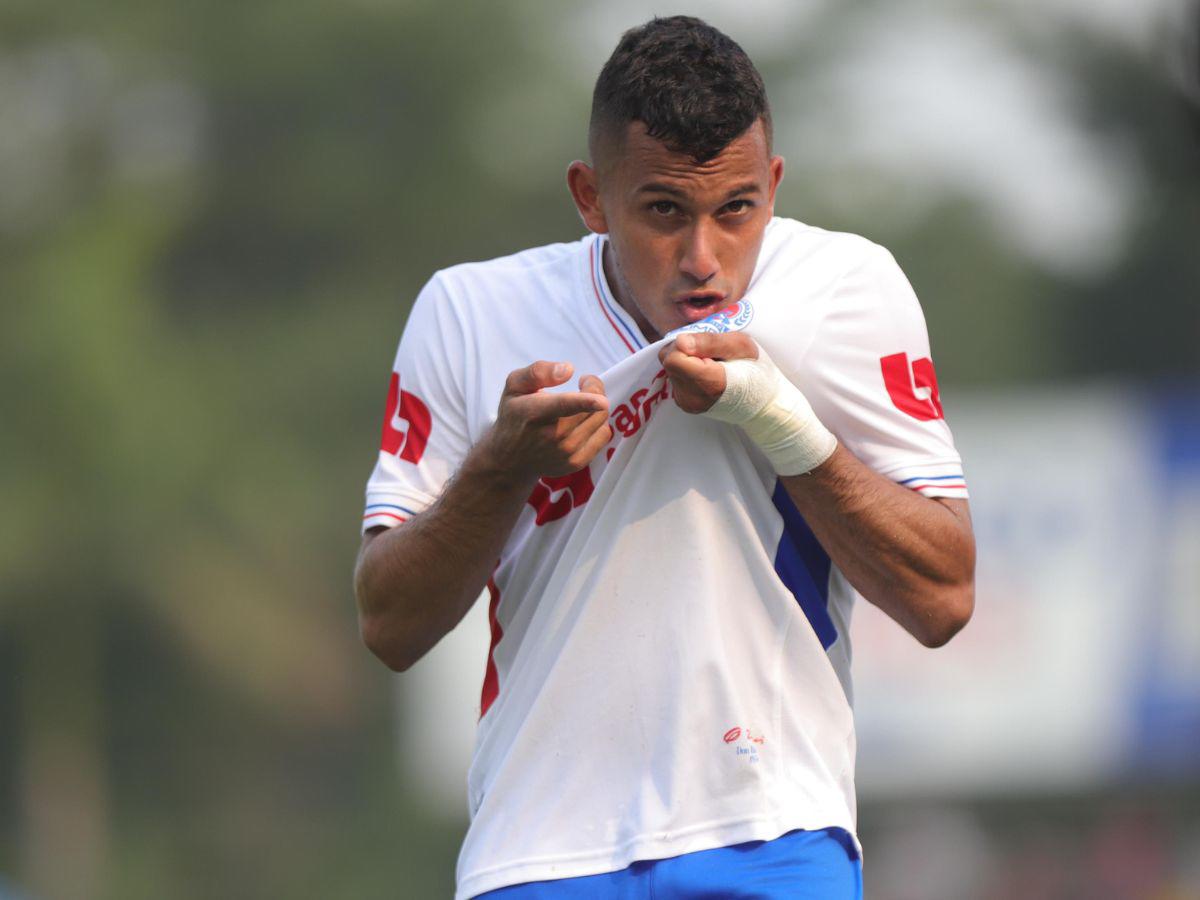 Con un sublime golpe de derecha, Edwin Rodríguez mandó a guardar un potente remate de tiro libre que comenzó a poner a festejar al León.