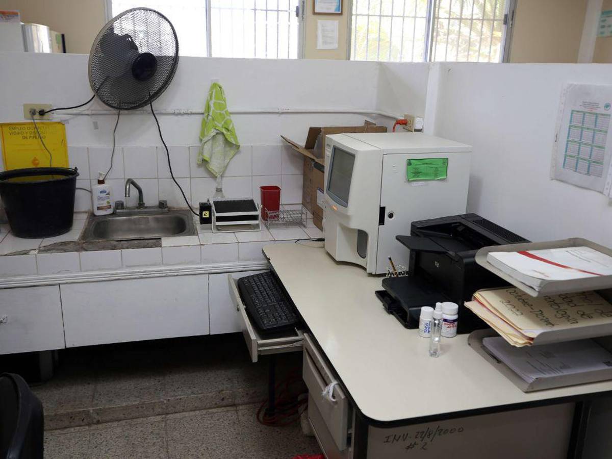 Algunos laboratorios comenzaron a cerrar sus puertas ante la falta de reactivos.