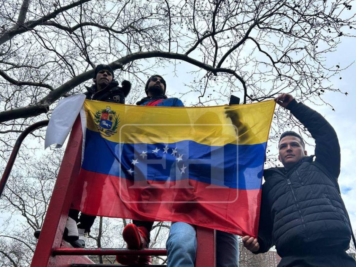 Protestan en Nueva York durante la audiencia contra Nicolás Maduro y su esposa