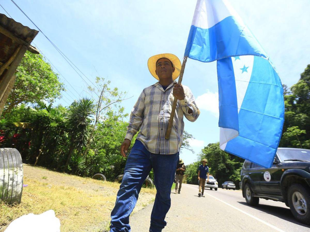 Padre Leopoldo sigue su camino a la capital por la democracia y el diálogo