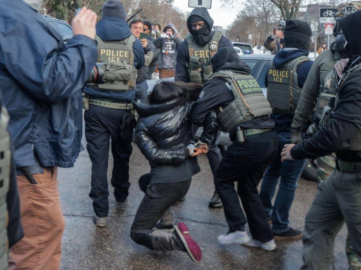 Por la fuerza sacaron a mujer de su carro durante violentas protestas en Minneapolis