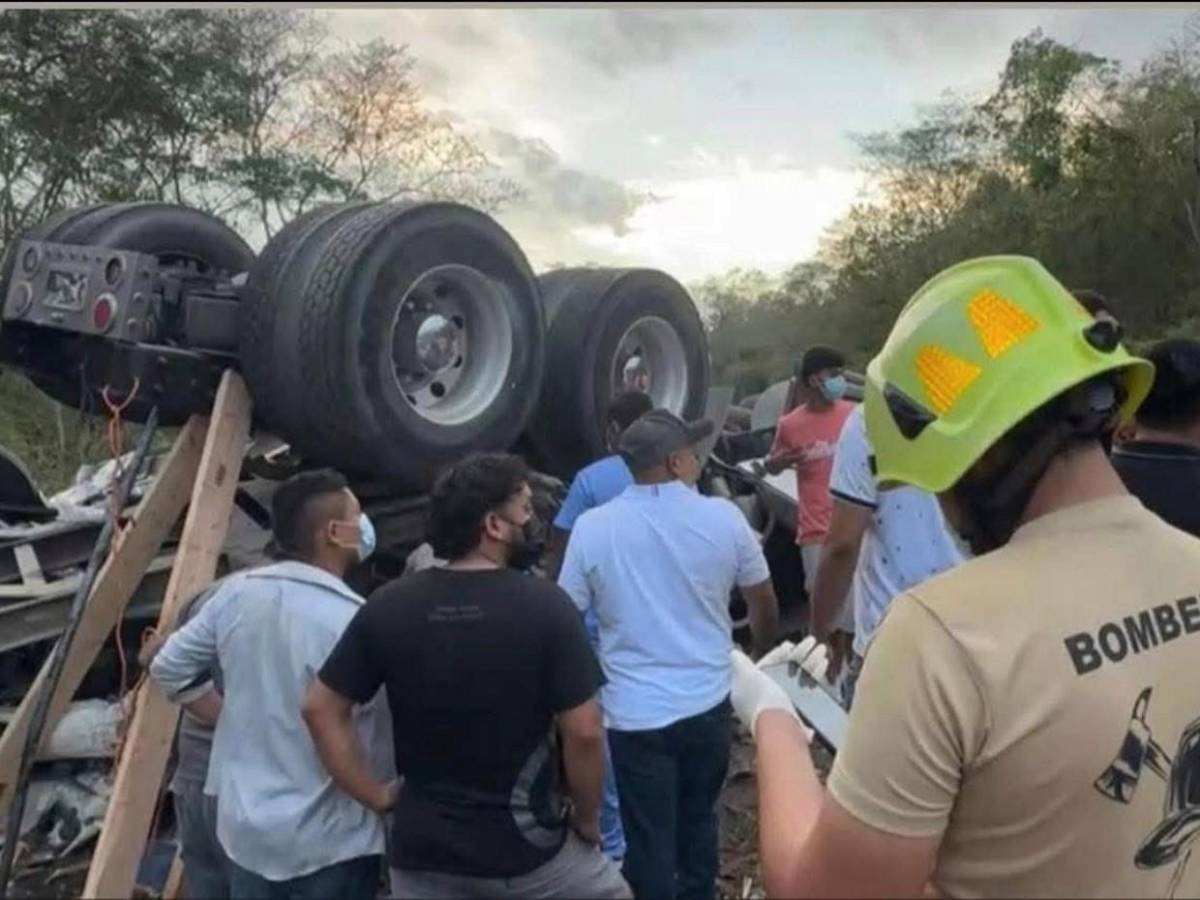 Hay al menos ocho muertos: dramático rescate de víctimas de accidente en Quimistán