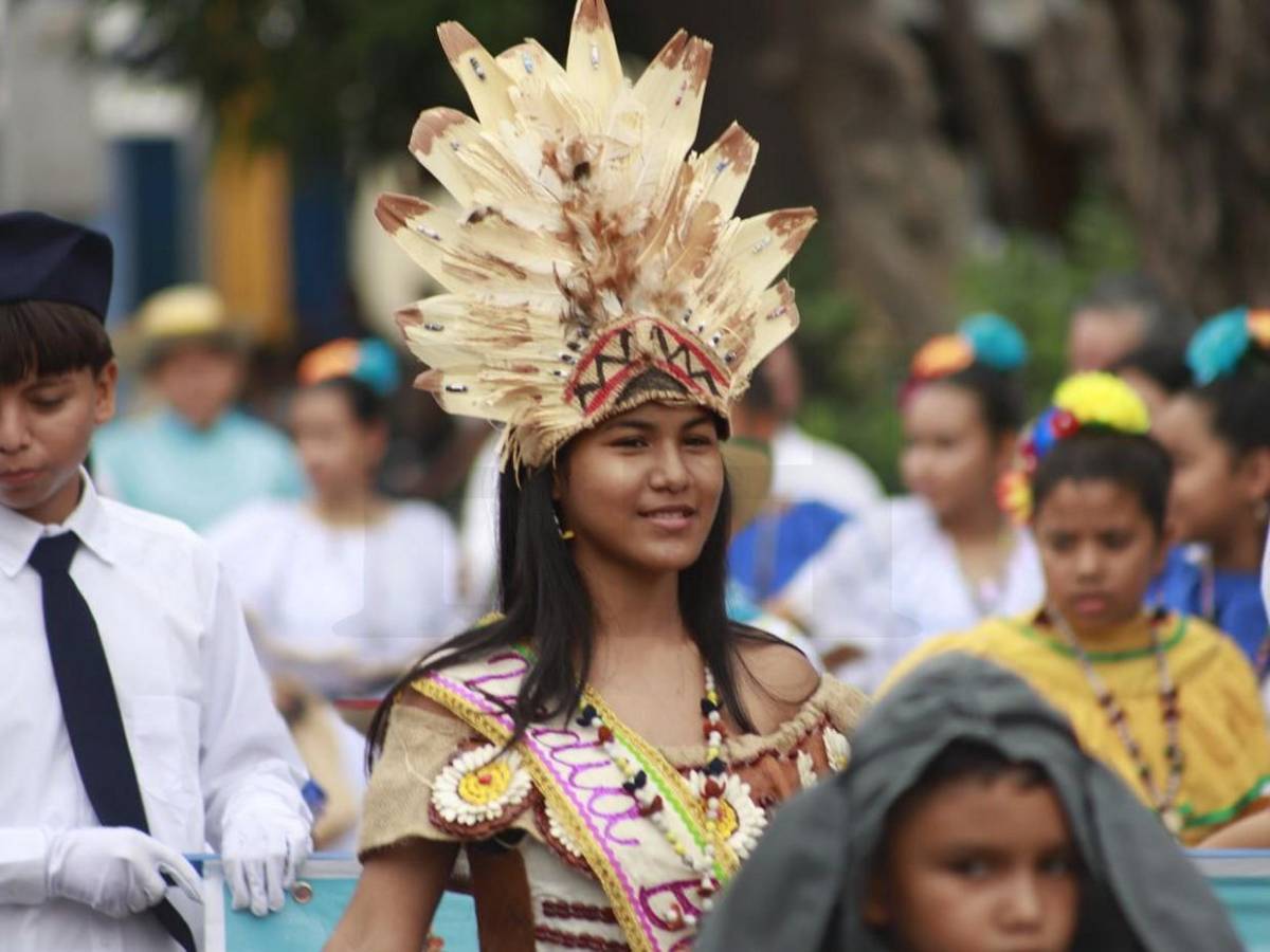 Colorido desfile en honor a la Patria en el Barrio Cabañas de San Pedro Sula