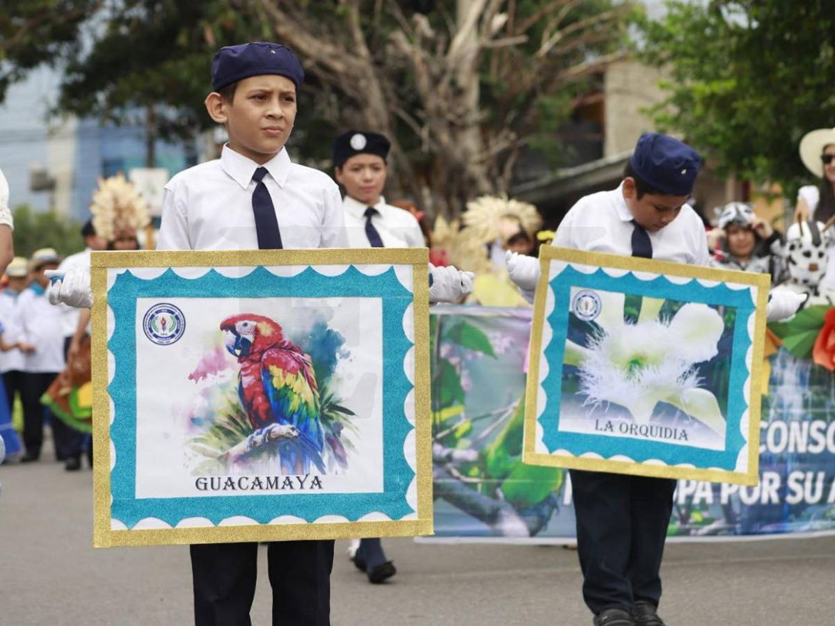 Colorido desfile en honor a la Patria en el Barrio Cabañas de San Pedro Sula