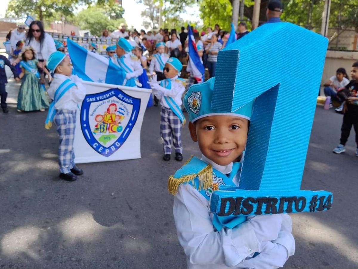 Niños de prebásica brillan en desfiles con trajes típicos y elementos culturales