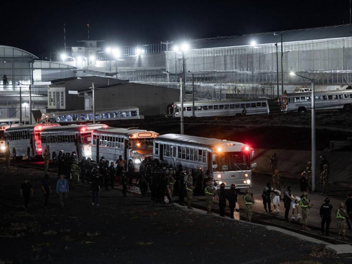 Las impactantes imágenes del envío de reos de la banda del Tren de Aragua a El Salvador