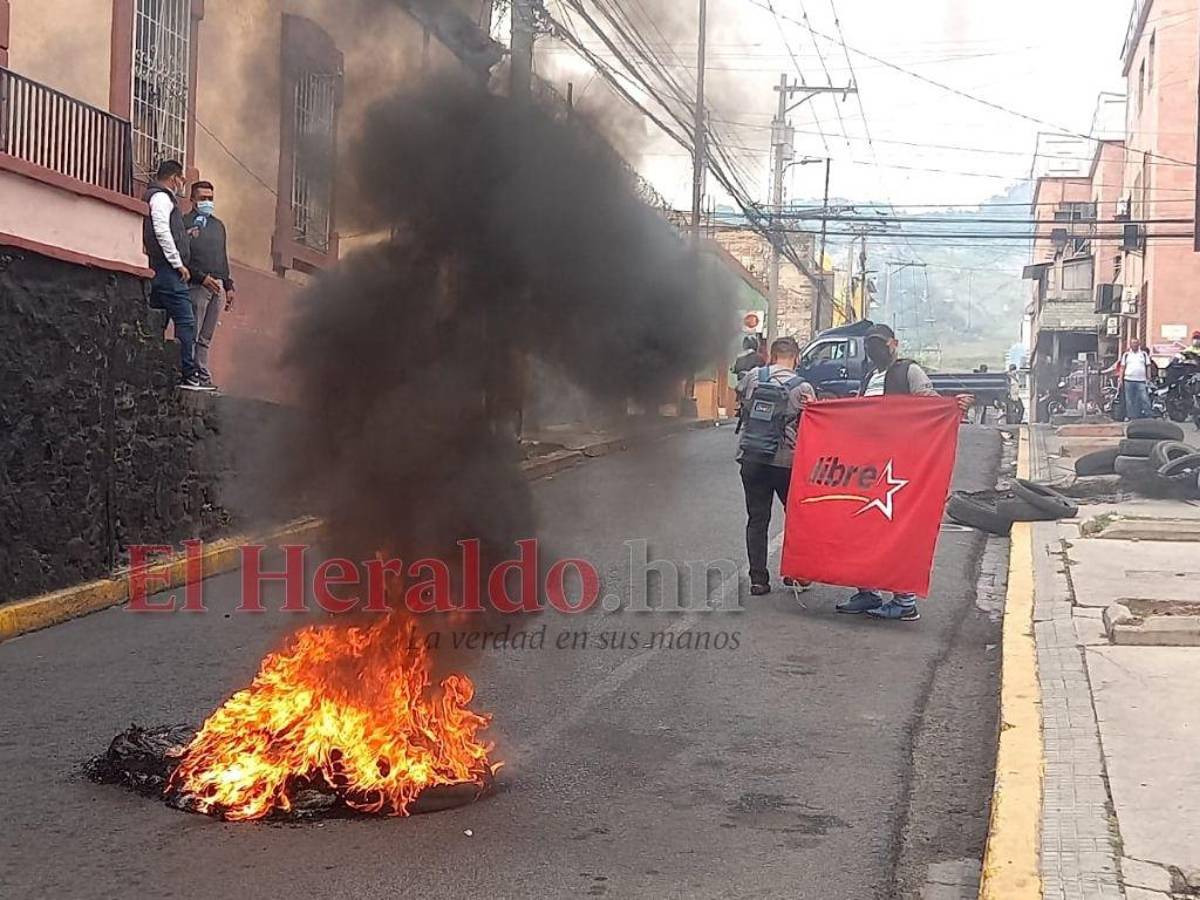 Bases de Libre protestan frente a Sesal exigiendo salida del ministro Matheu