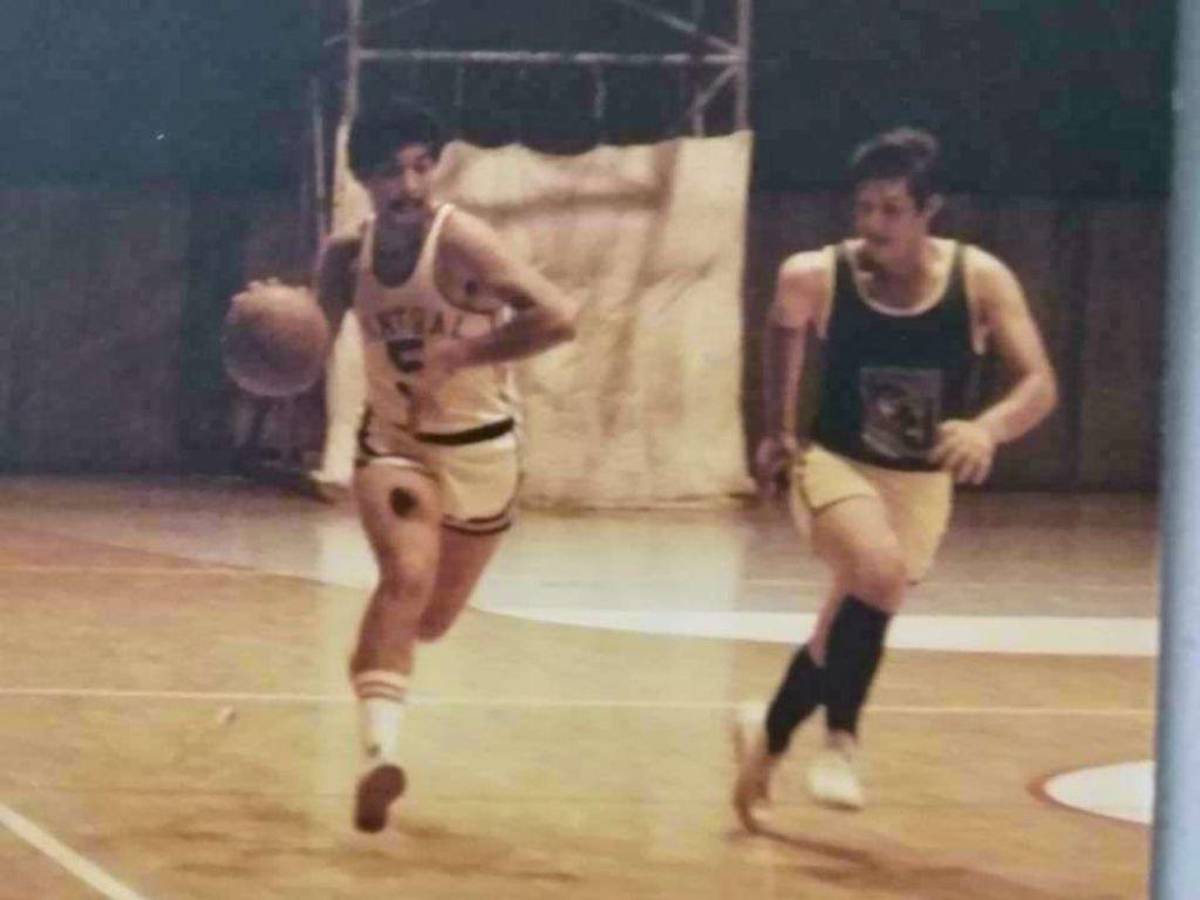 Hace muchos años y con la “5” en el pecho mostrando sus dotes para jugar baloncesto.