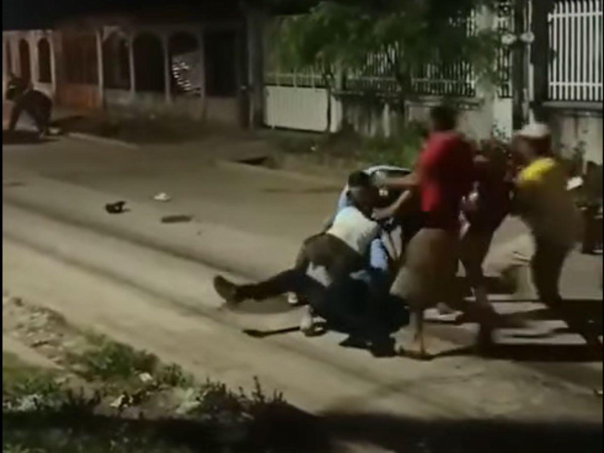 Momento en el que atacan a policías durante el arresto de una mujer en San Lorenzo: hay tres detenidos