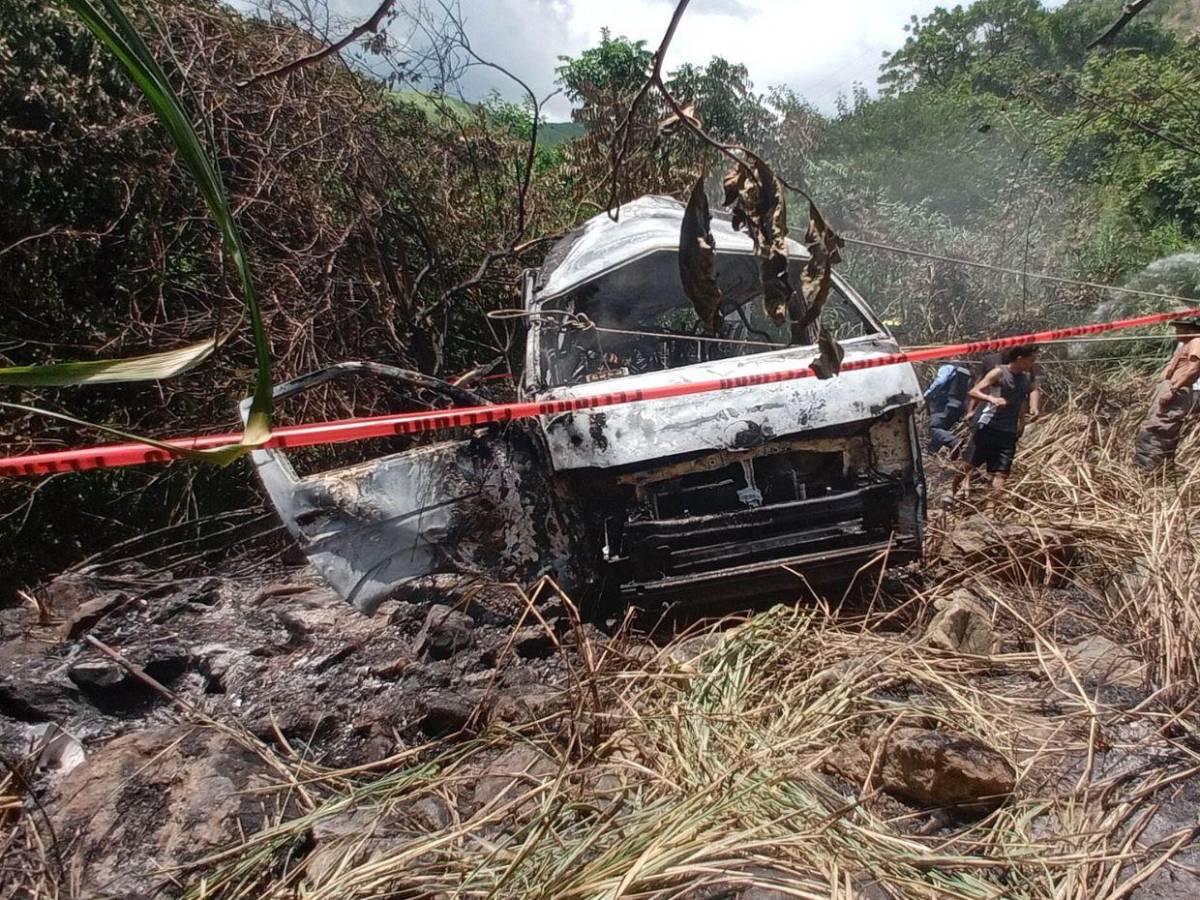 Iba a exceso de velocidad y se llevó un poste: lo que se sabe de fatal accidente en Cofradía