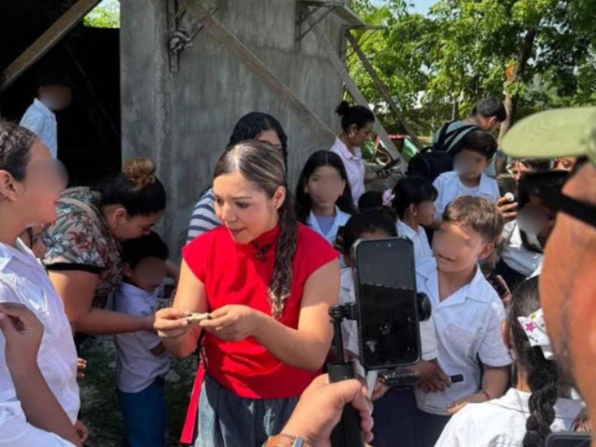 Dunia Santos regresa a Honduras y rompe en llanto al ver la realidad de una escuela