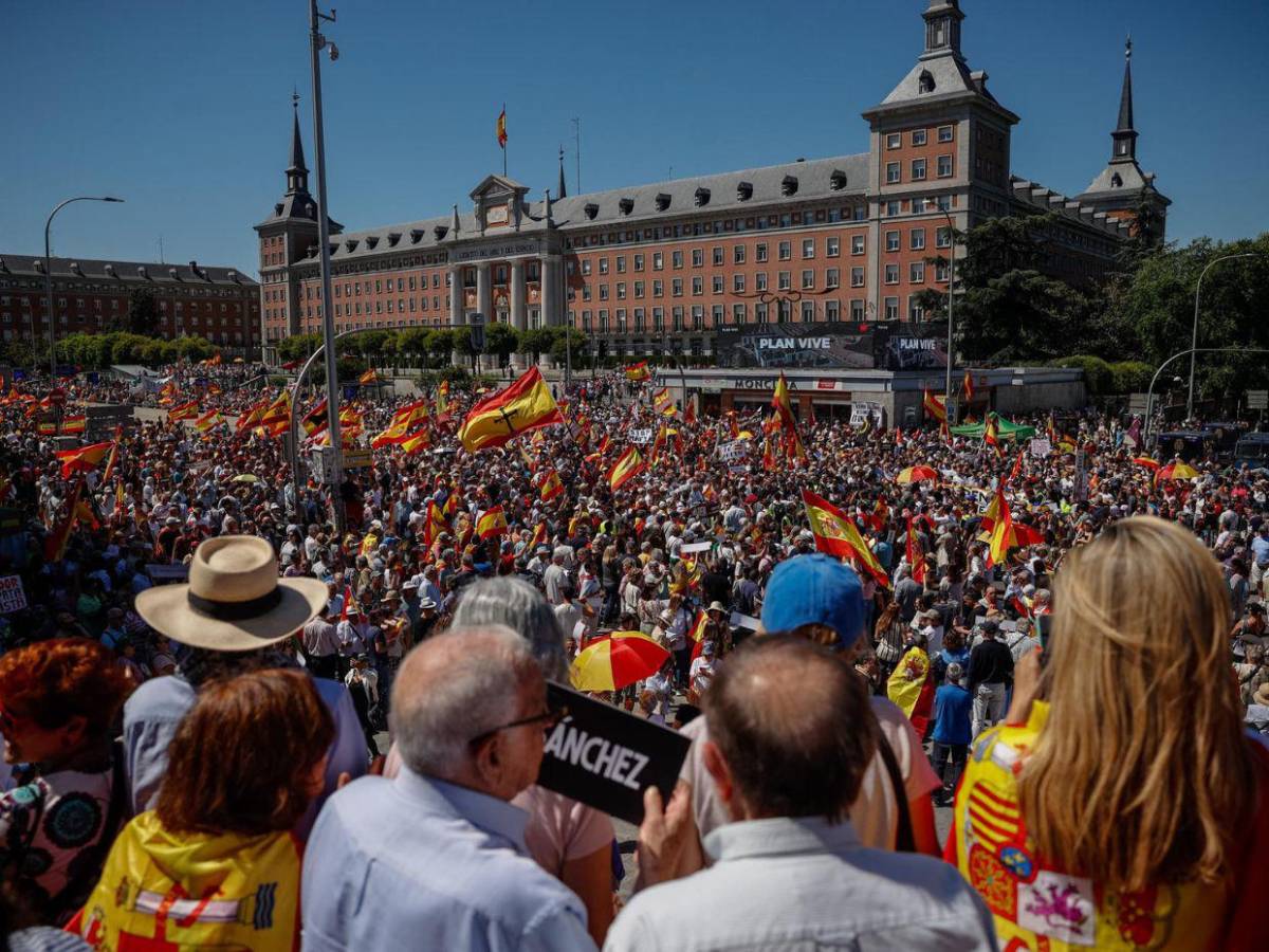 No es un gobierno, es una mafia: Manifestantes piden la dimisión del presidente Pedro Sánchez