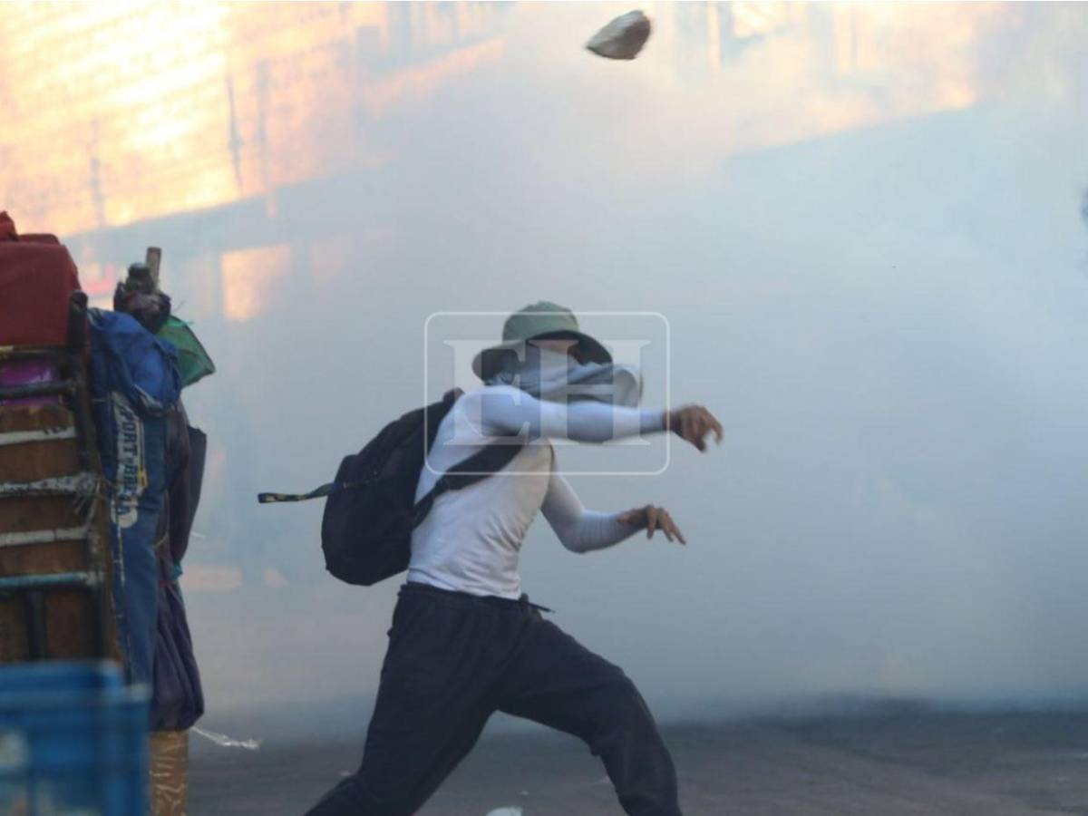 Gas lacrimógeno y piedras: distubios frente al CN tras protesta de estudiantes de la UNAH