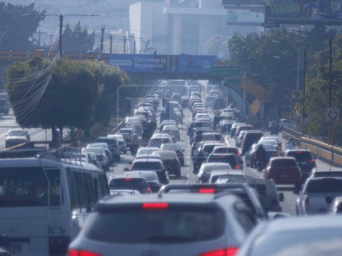 Tráfico vehicular en bulevar Fuerzas Armadas sofocan a capitalinos este jueves
