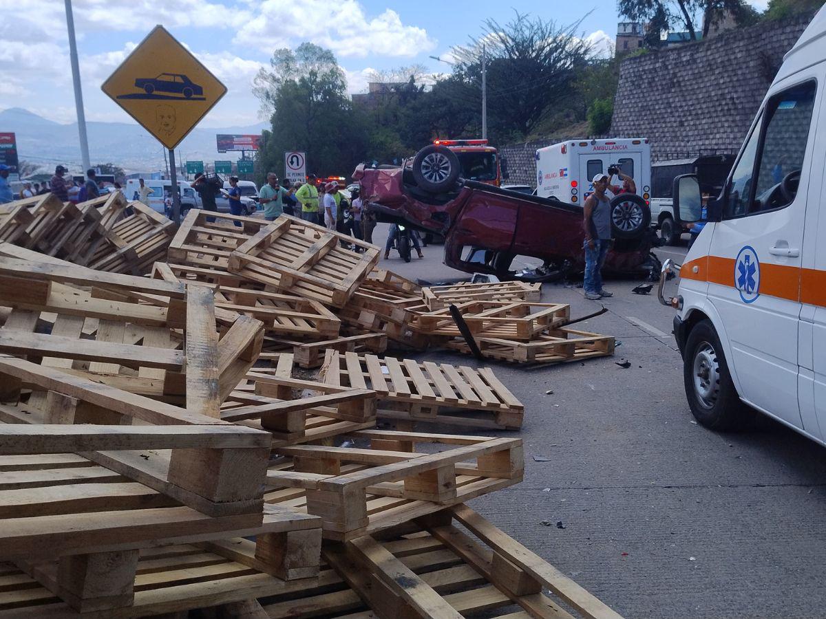 Rastra desenfrenada impacta contra un pick-up: impactantes imágenes del volcamiento