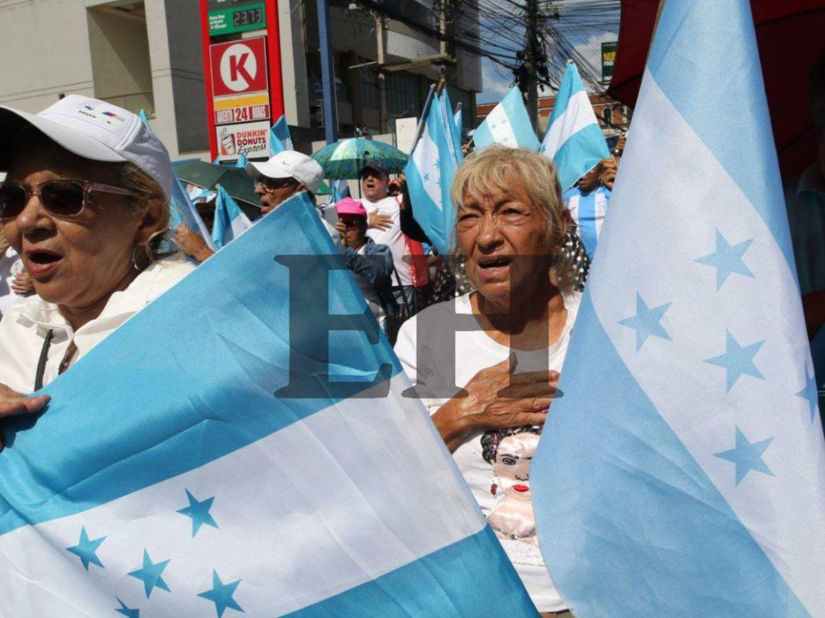 Multitud llena de fe: Las mejores imágenes de la caminata de las iglesias