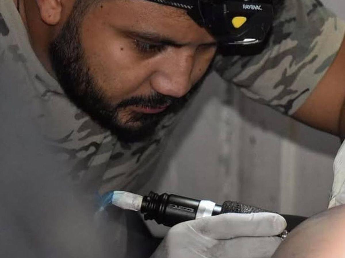 Era un famoso tatuador: retiran el cuerpo de Alan Carbajal, asesinado al salir de una discoteca