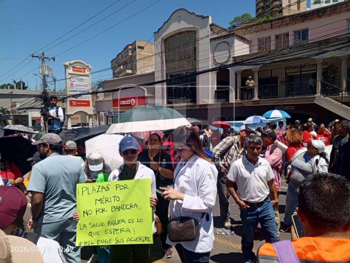 Plazas por mérito, no por bandera: médicos protestan frente a casa presidencial