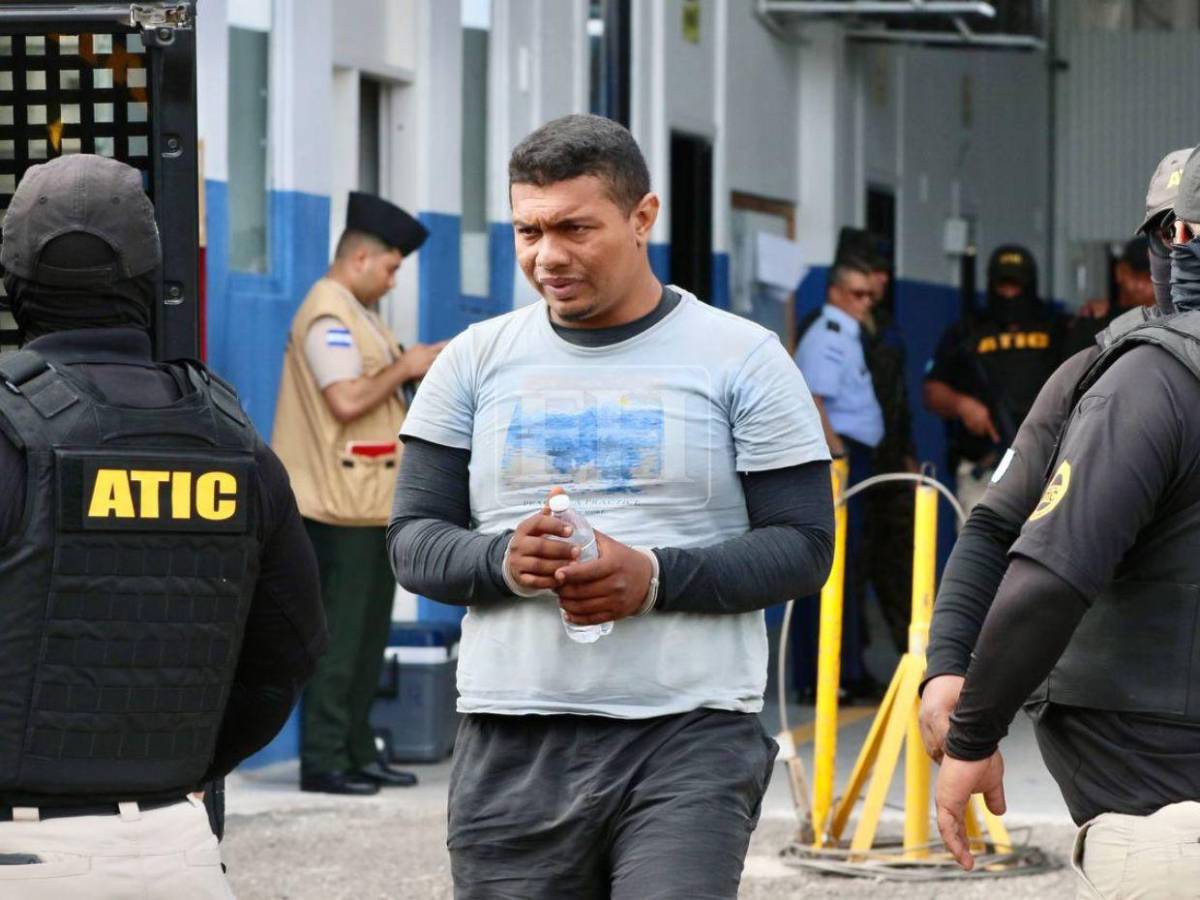 Así trasladaron a los cinco detenidos con 899 kilos de cocaína tras operación en Gracias a Dios