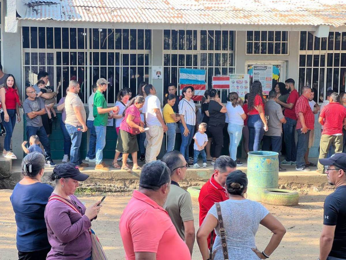 Desilusión en las urnas: tras largas filas, ciudadanos abandonan centros de votación