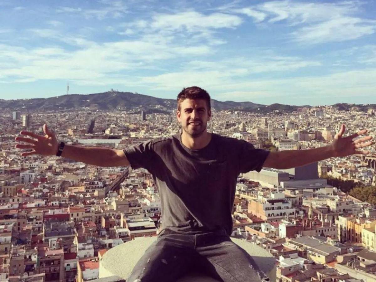 Fanáticos persiguen a Piqué y Clara Chía con canción de Shakira tras negarles una foto