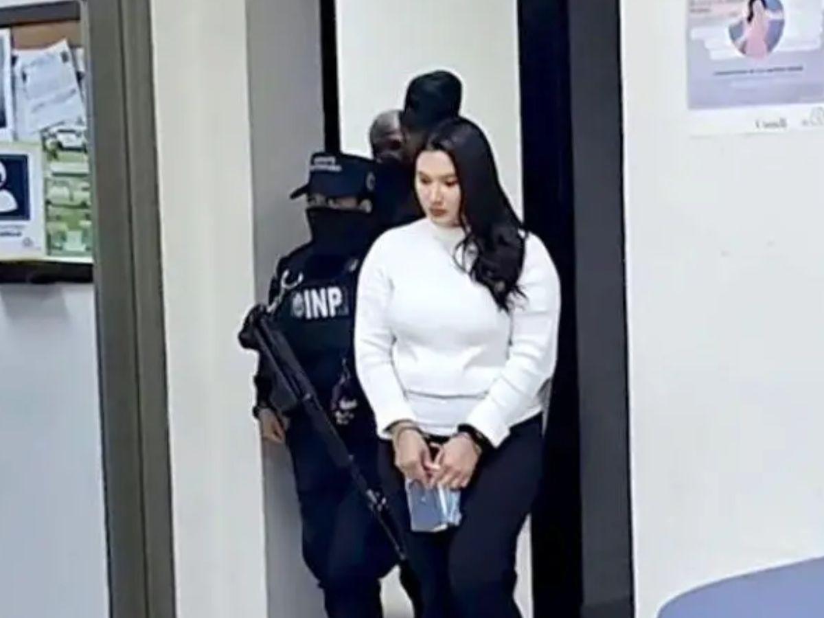 Encadenada de manos y pies: así llegó Katherine a su juicio por abuso contra sus hijastros