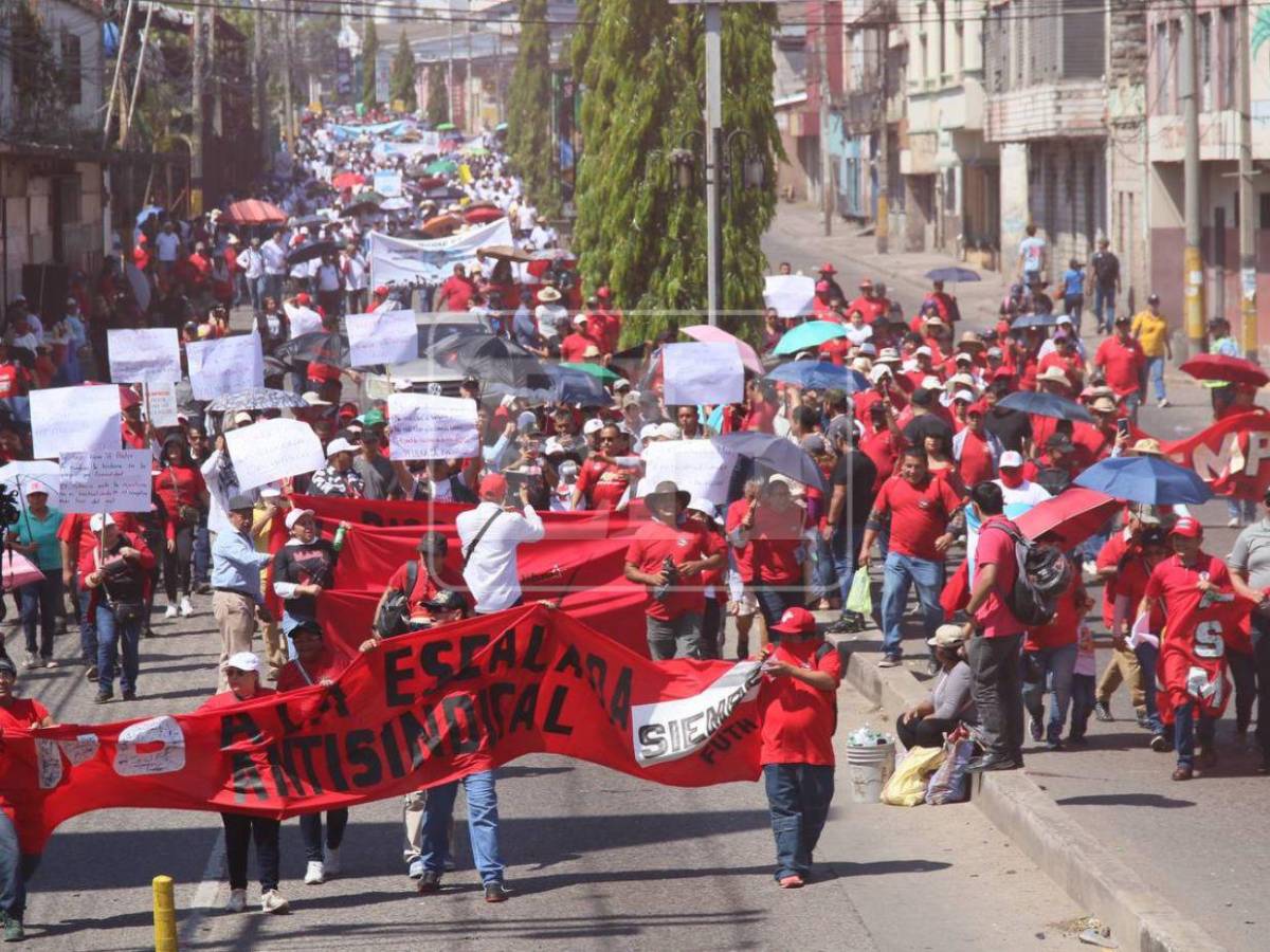 Pólvora, disfraces y pancartas marcan la marcha del 1 de mayo en la capital