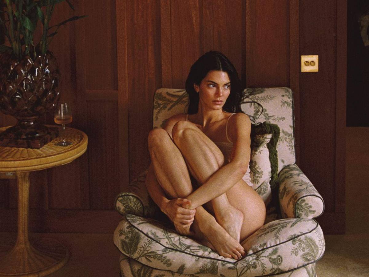 Kendall Jenner se burla de la maldición Kardashian en comercial del Super Bowl 2026