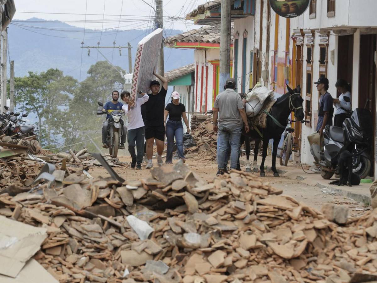 El Cairo, Colombia, pueblo destruido por terremoto se resiste a perder la esperanza