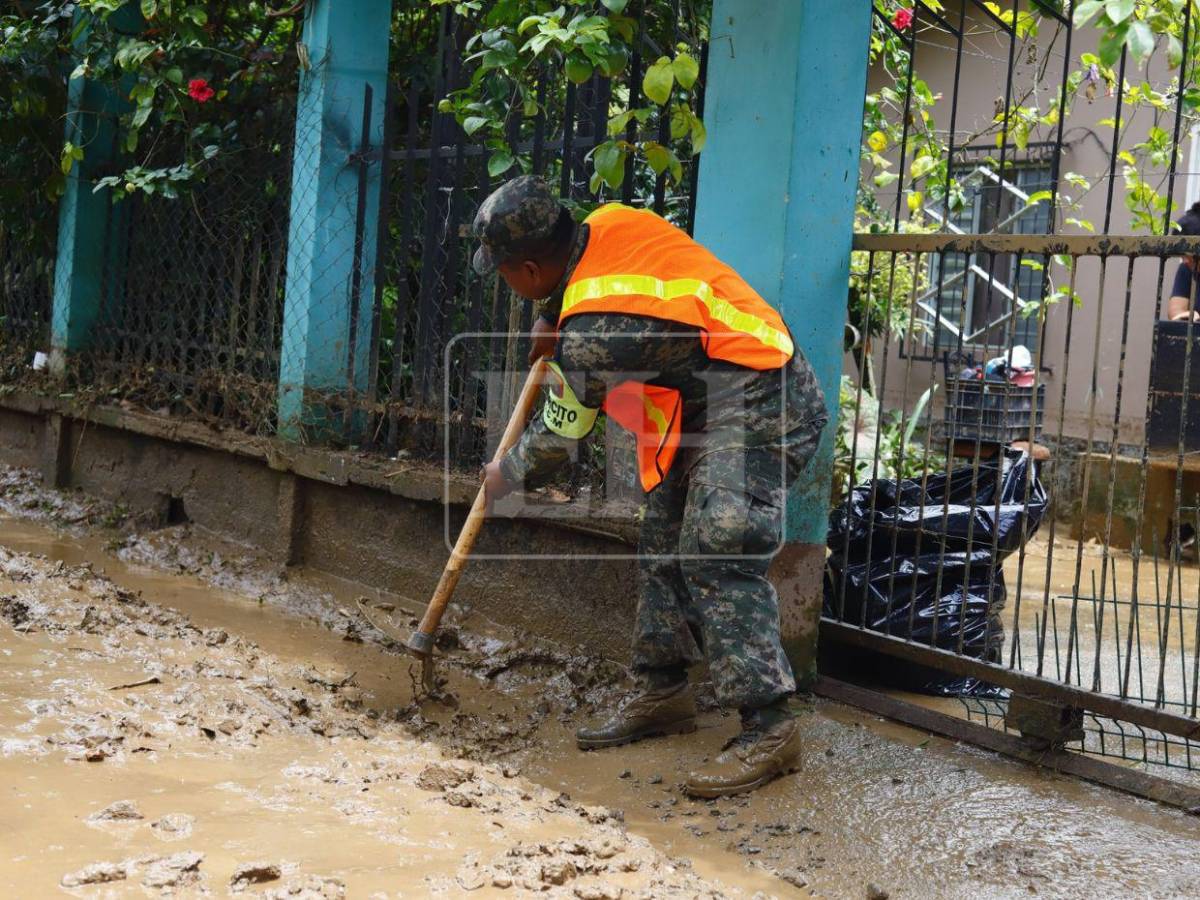 Casas llenas de lodo: ciudadanos en Santa Cruz de Yojoa hacen limpieza tras inundaciones