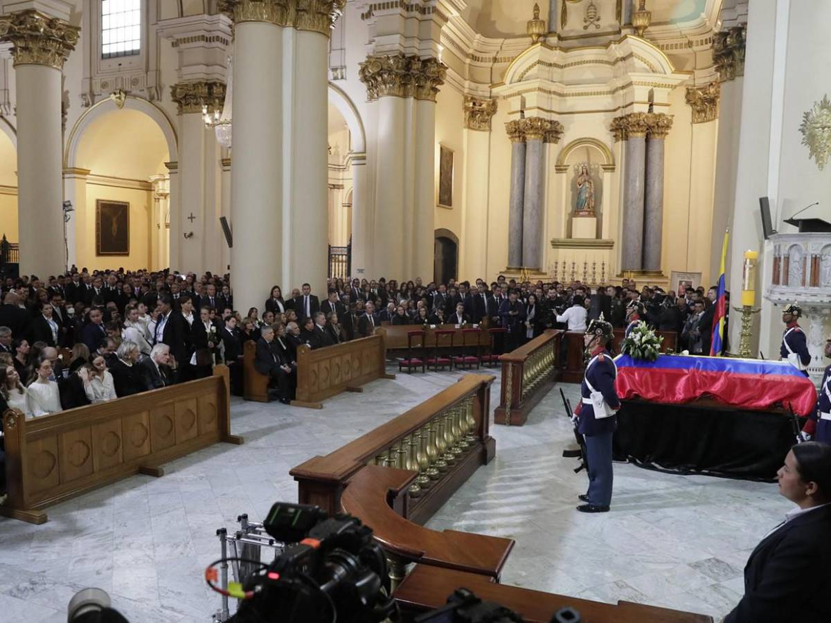 Petro no asiste a funeral de Uribe Turbay y lo llama ‘Mario’ durante minuto de silencio