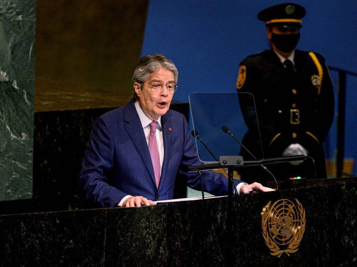 Presidente de Ecuador destituye mandos policiales tras femicidio