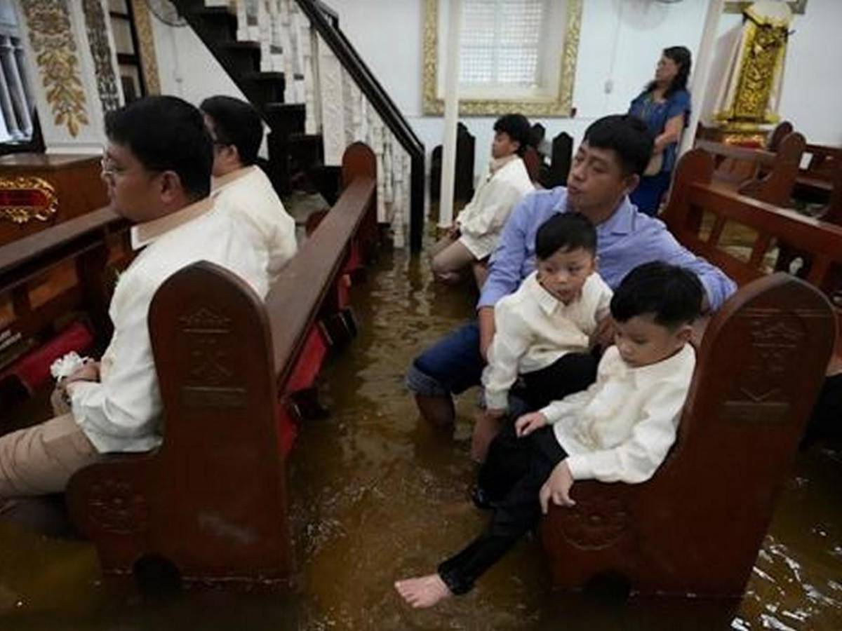 Sí, acepto: pareja se casa en iglesia inundada por tifón Wipha en Filipinas
