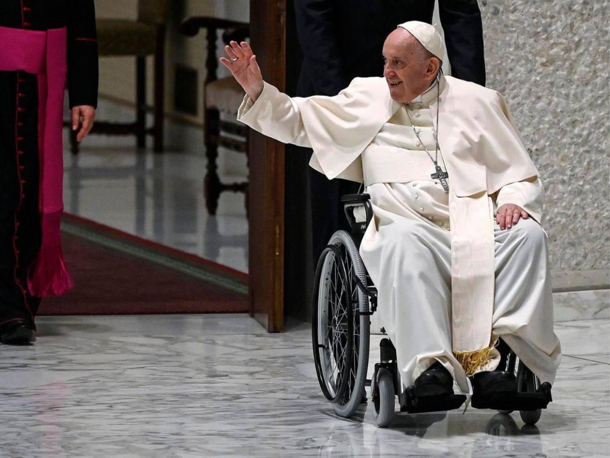 Un pulmón, ciática y neumonía: los problemas de salud del papa Francisco