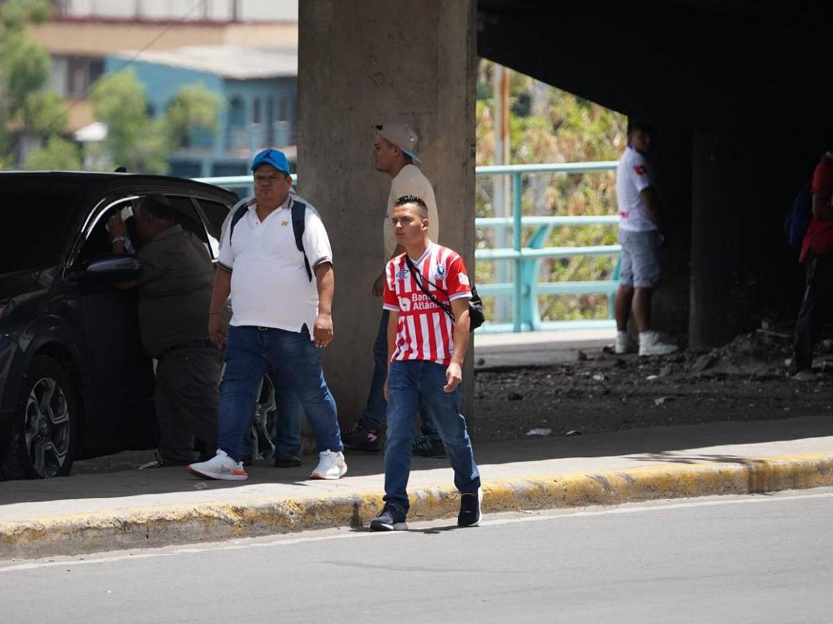 Aficionados llegan al Chelato Uclés para la gran final Olimpia vs Real España