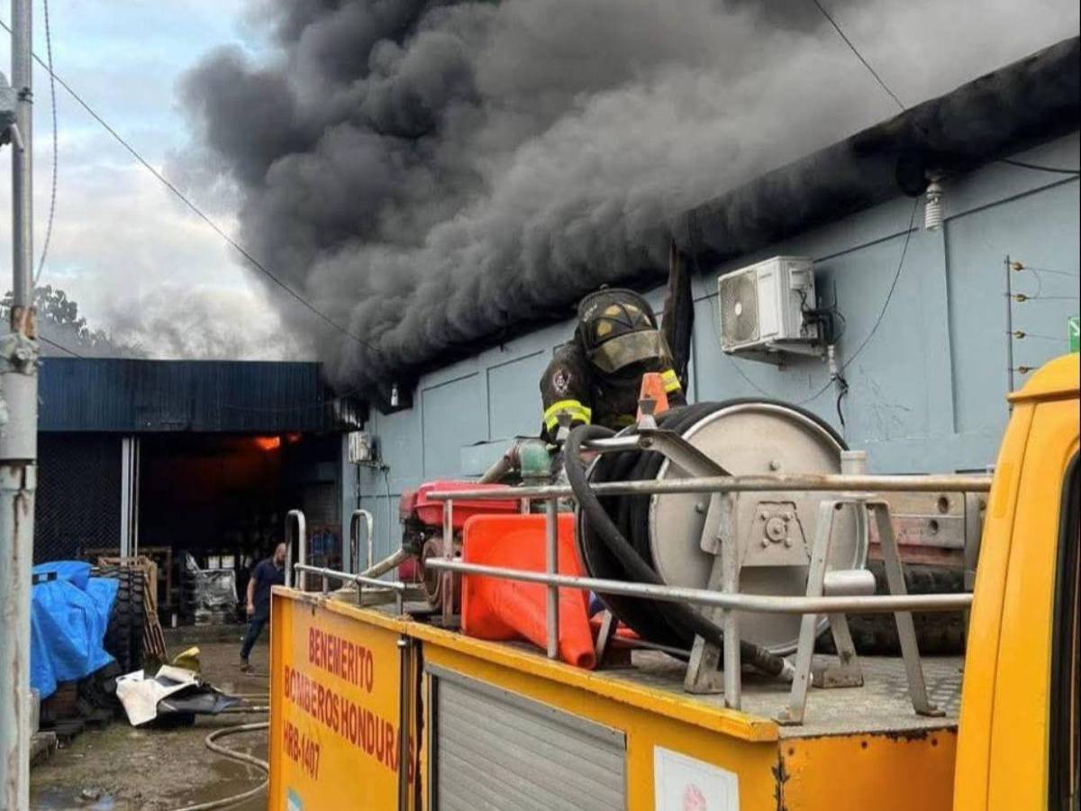 En fotos: voraz incendio afecta bodegas de llantas en Tocoa, Colón