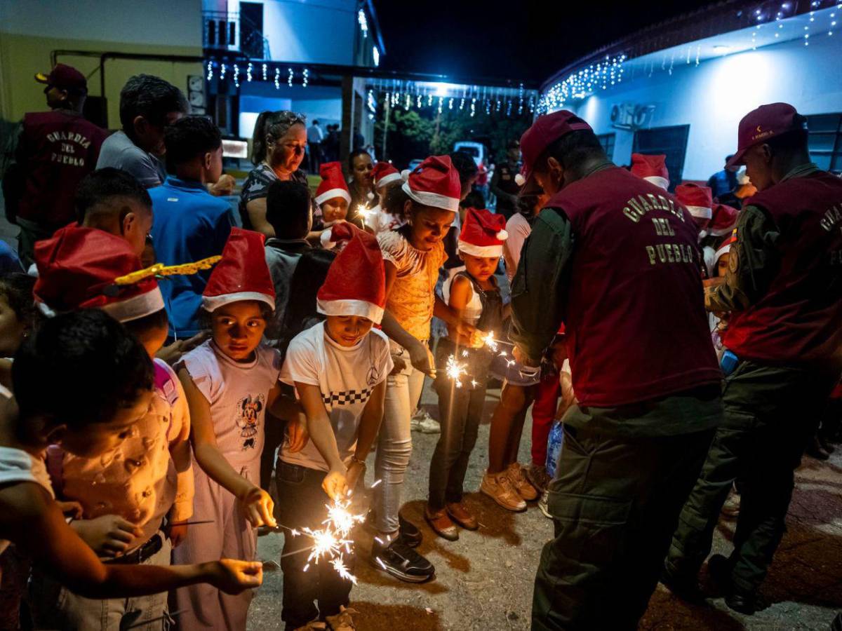 Entre sinsabores y bengalas: así celebra Venezuela la Navidad en octubre