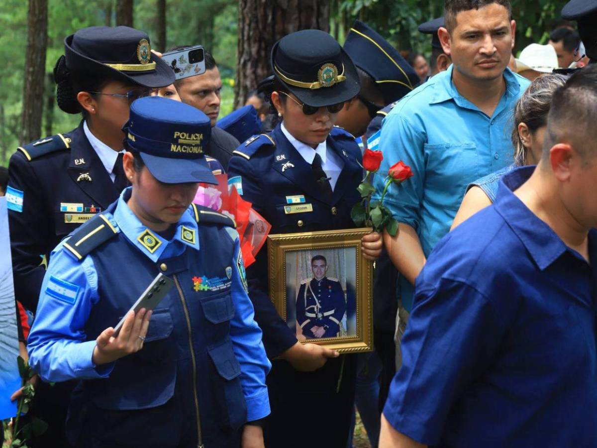 Jugando carritos en su ataúd y riendo con sus fotos: hijo despide al inspector Kevin Pérez