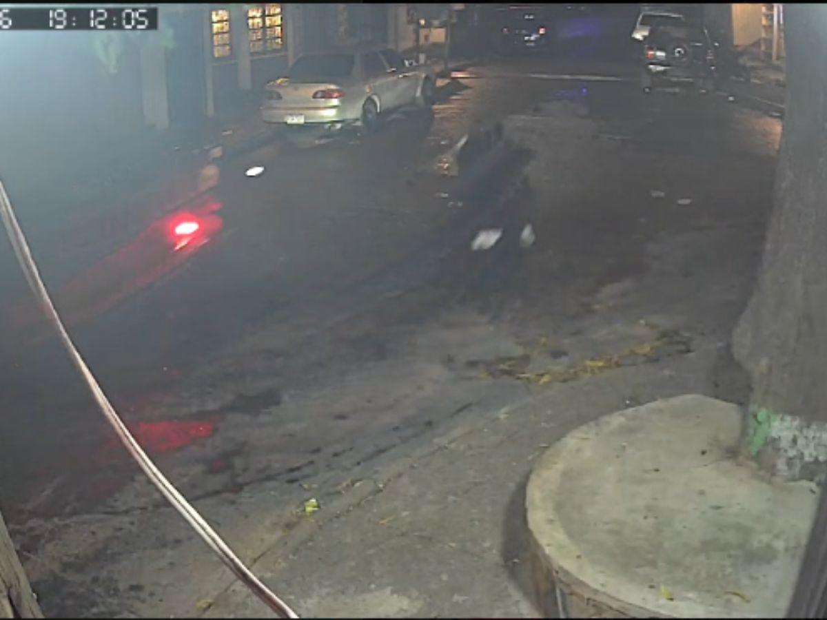 Cuadro a cuadro del momento en que dos hombres despojan de su motocicleta a un ciudadano