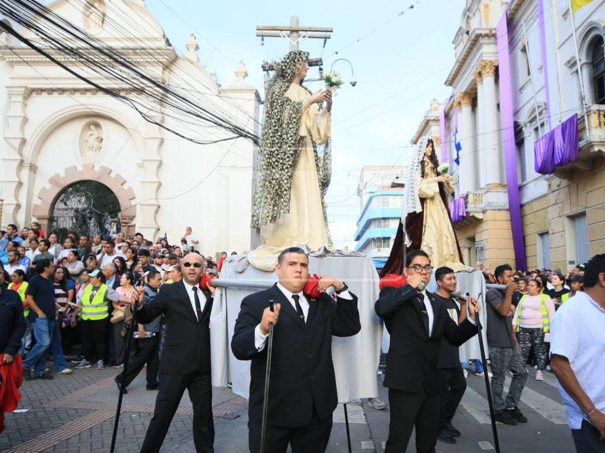 Solemne procesión del Santo Entierro recorre el centro de Tegucigalpa este Viernes Santo