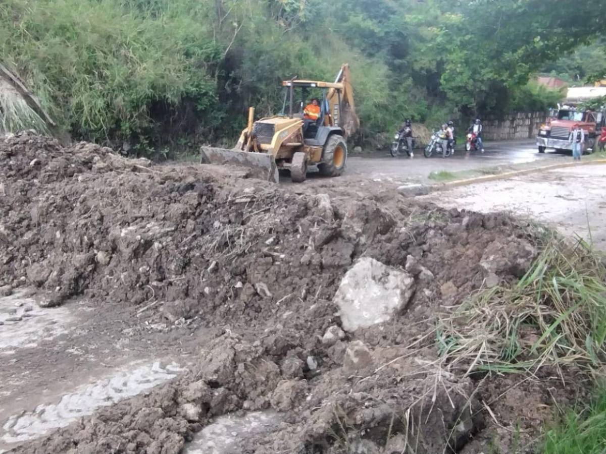 Derrumbe bloquea paso vehicular entre la Mayangle y el bulevar Fuerzas Armadas