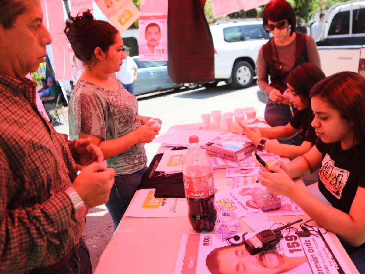 Después de 5 horas, maletas electorales llegan a la Escuela República de Nicaragua