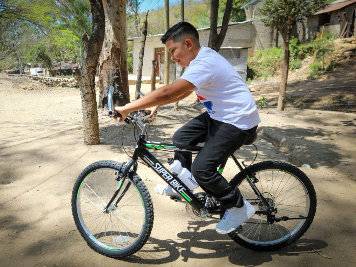 Pese a su ardua rutina, el pequeño emprendedor siempre tiene tiempo para hacer sus actividades favoritas.
