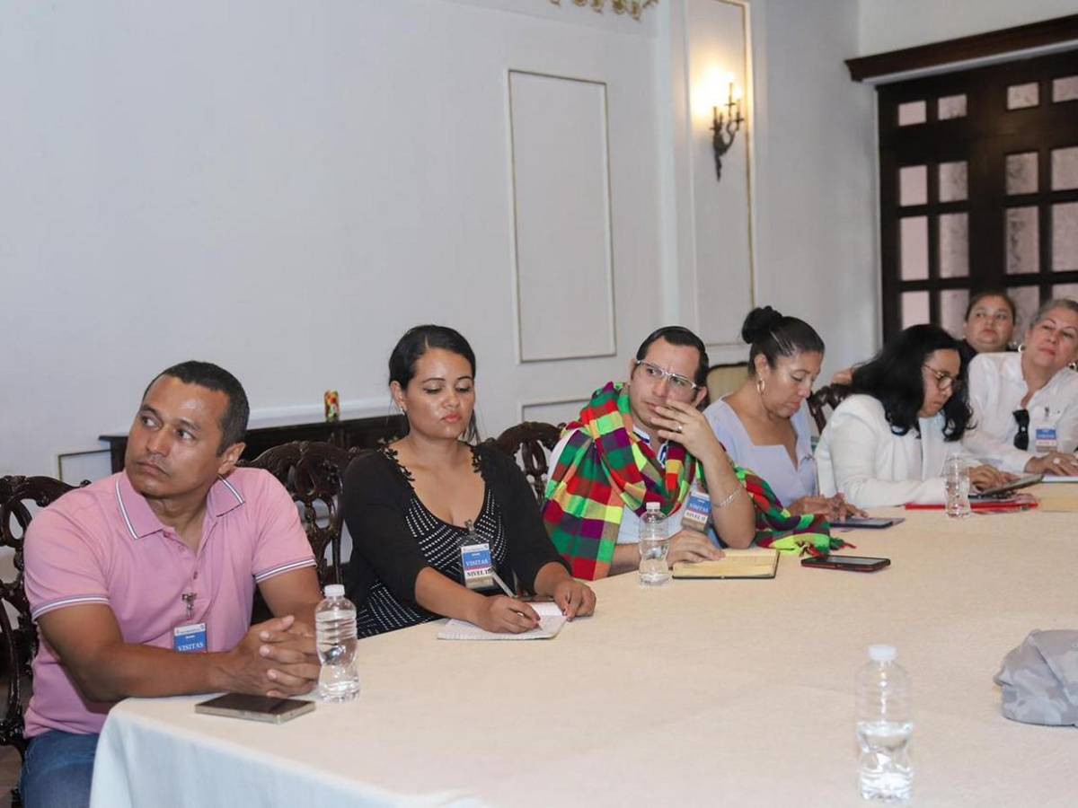 ¿Quiénes integran la mesa de diálogo entre gobierno y magisterio?
