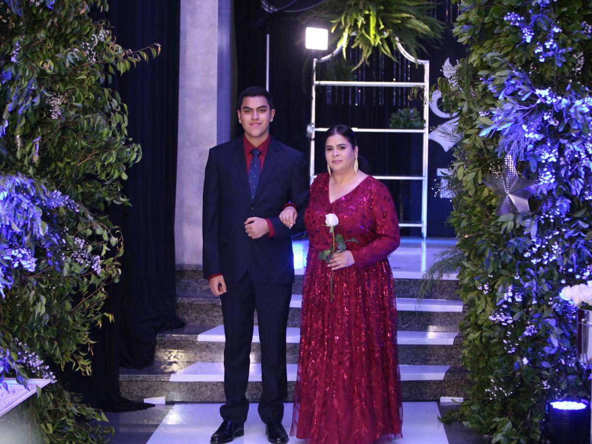 Desfile de seniors, madres y padres en la prom 2023 de Dowal School