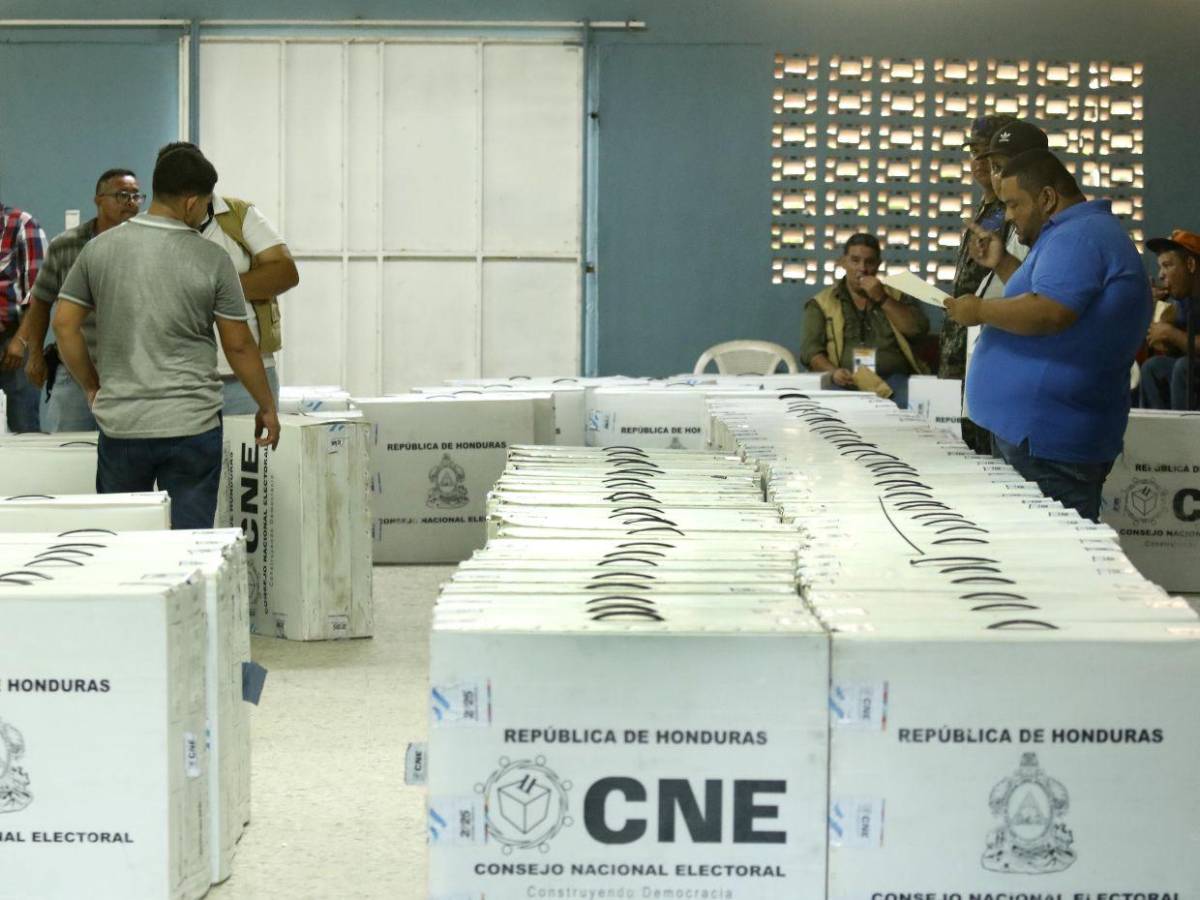 Continúa la distribución de material electoral en los diferentes centros de Cortés