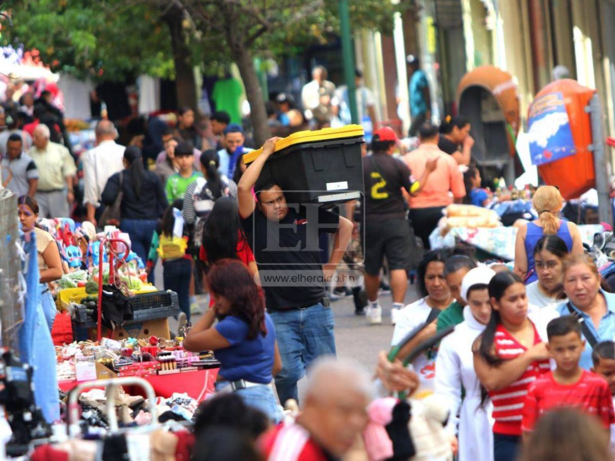 Paseo Liquidámbar: lleno de comerciantes y compradores en esta temporada navideña