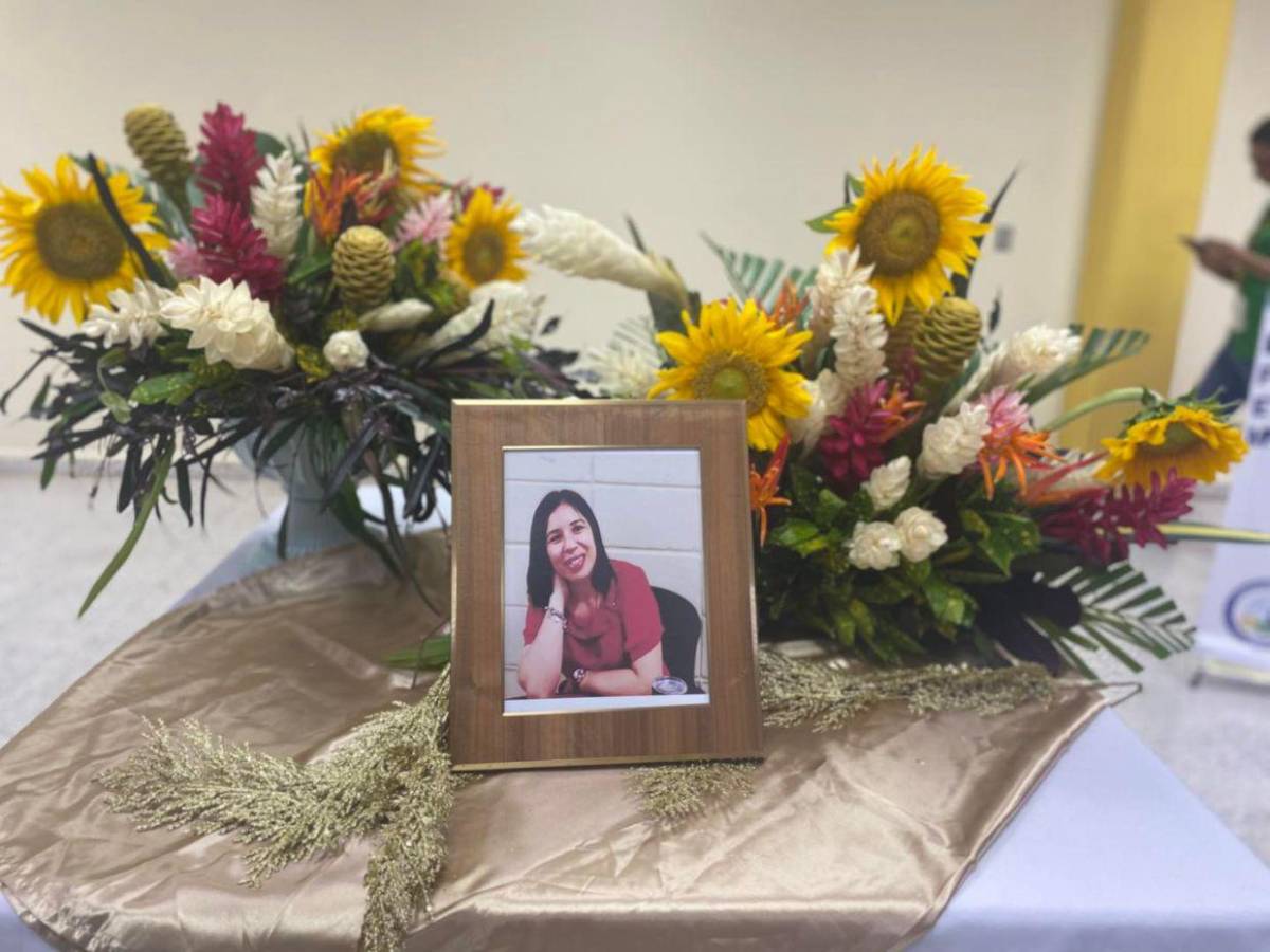 Rinden homenaje a Angie Sánchez, docente que fue hallada muerta en La Ceiba