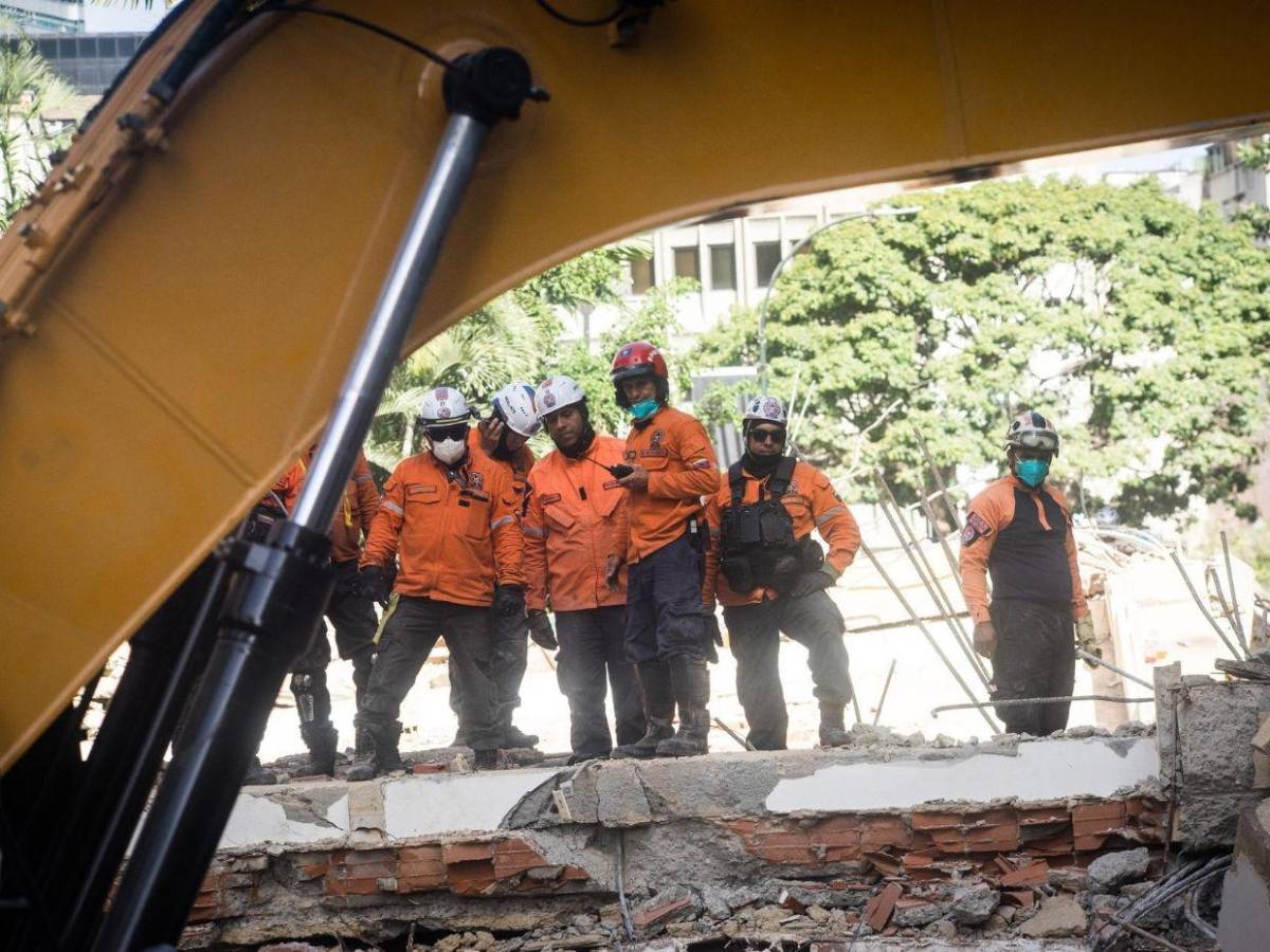 ¿Cómo es la labor de los rescatistas en Venezuela tras doble terremoto?